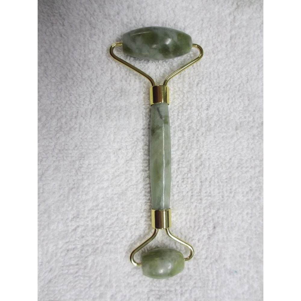 JADE FACIAL ROLLER TO REDUCE PUFFINESS AND REDNESS